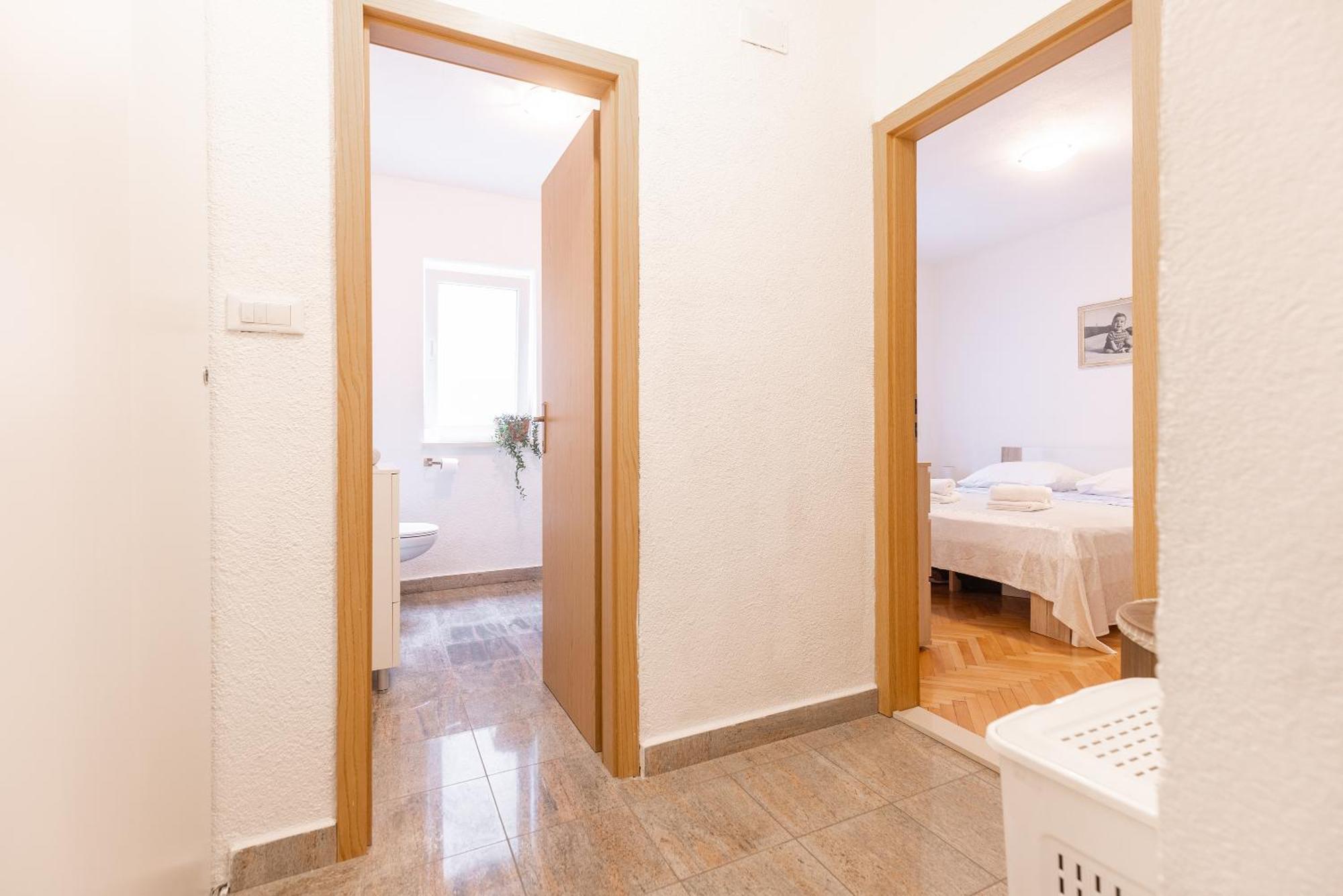 Apartman Nora Omis Exterior photo